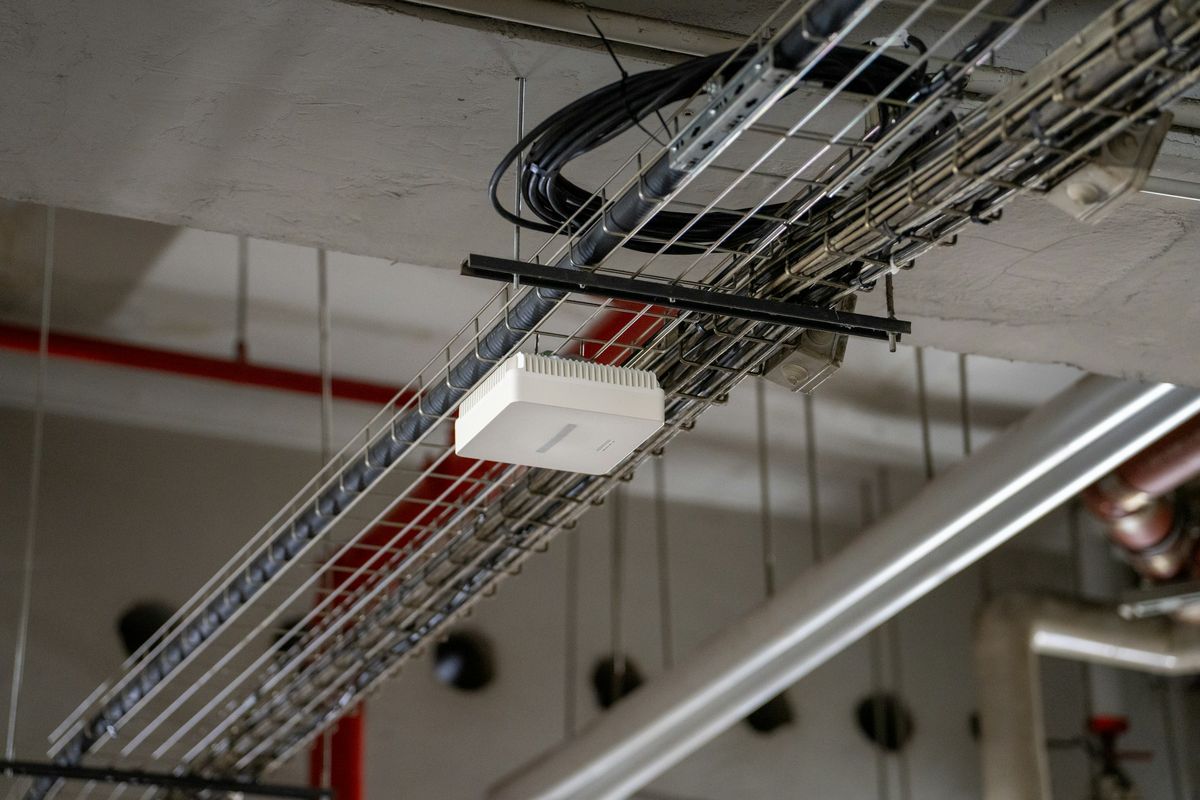 Access Point an einer Kabeltrasse unter der Decke